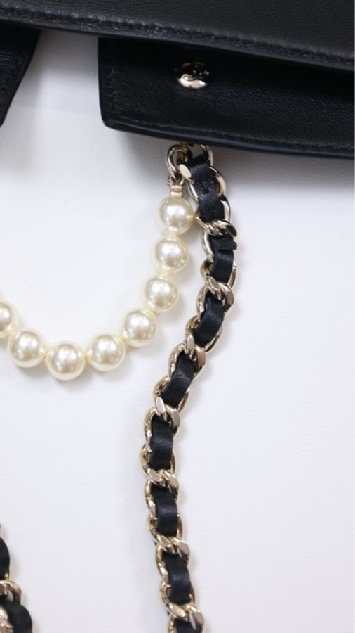 Chanel 22A高级手工坊系列黑金珍珠小羊皮衣领包-15