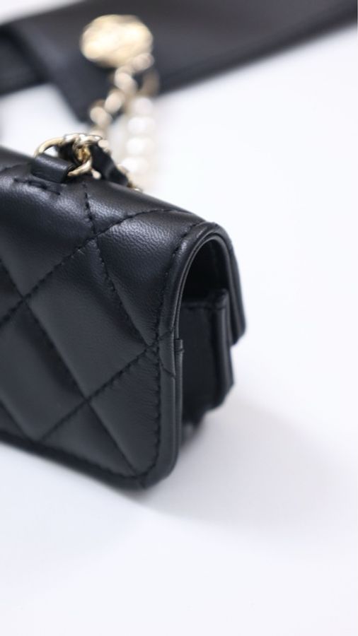 Chanel 22A高级手工坊系列黑金珍珠小羊皮衣领包-26