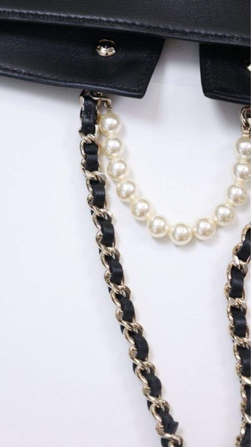 Chanel 22A高级手工坊系列黑金珍珠小羊皮衣领包-30