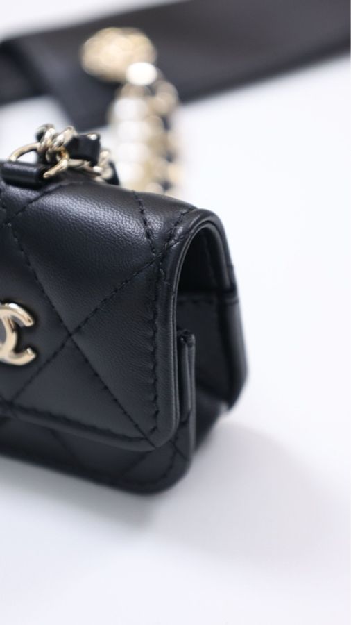 Chanel 22A高级手工坊系列黑金珍珠小羊皮衣领包-31