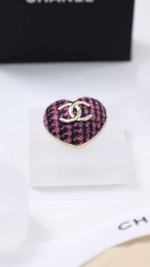 Chanel 22K紫黑千鸟格爱心粗花呢胸针-2
