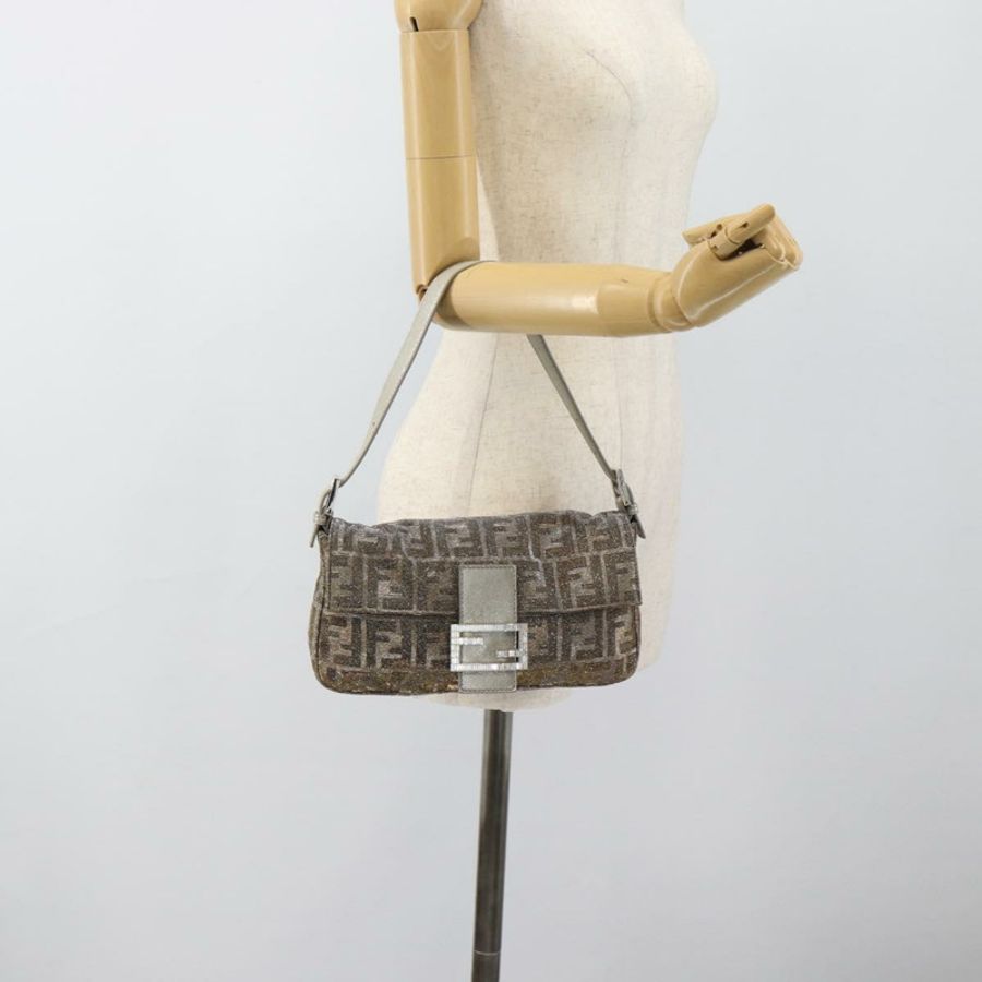 【日本直送】FENDI Zucca 帆布鑲鑽 Mamma Baguette 單肩包 銀色 正品 yk20474SM-23