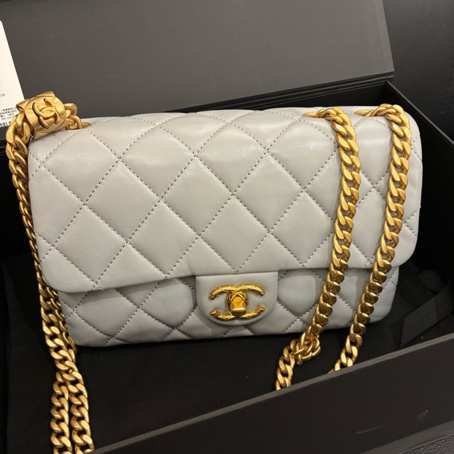 Chanel香奈兒23B金柱CF風琴包,小羊皮灰色,芯片款23年,菱格紋金色鏈條鎖扣,尺寸22*14cm配件:盒子、防塵袋-0