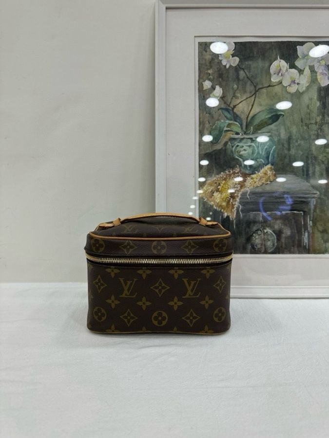 LOUIS VUITTON Nice nano精巧身形LV銘紋金屬拉鍊頭 塗層帆布拼牛皮革飾邊 化妝包手提包 芯片 有單-1