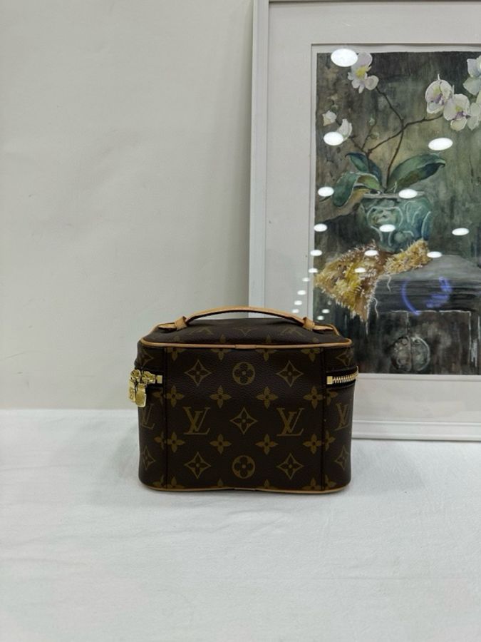 LOUIS VUITTON Nice nano精巧身形LV銘紋金屬拉鍊頭 塗層帆布拼牛皮革飾邊 化妝包手提包 芯片 有單-2