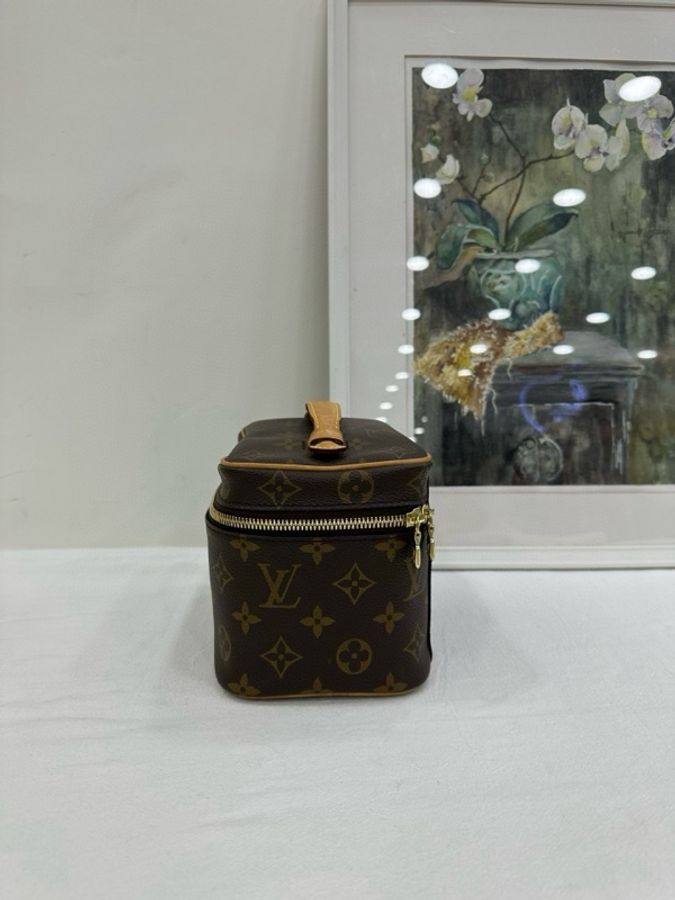 LOUIS VUITTON Nice nano精巧身形LV銘紋金屬拉鍊頭 塗層帆布拼牛皮革飾邊 化妝包手提包 芯片 有單-3