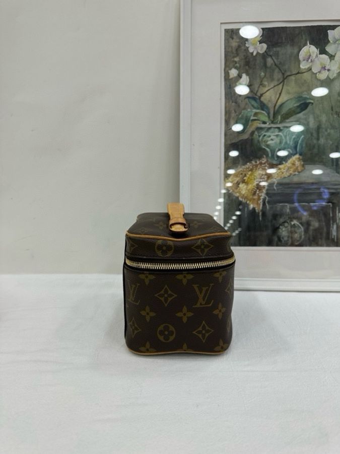 LOUIS VUITTON Nice nano精巧身形LV銘紋金屬拉鍊頭 塗層帆布拼牛皮革飾邊 化妝包手提包 芯片 有單-4