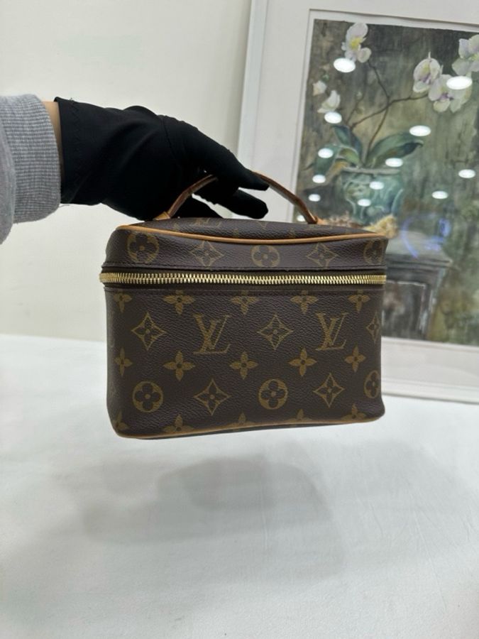 LOUIS VUITTON Nice nano精巧身形LV銘紋金屬拉鍊頭 塗層帆布拼牛皮革飾邊 化妝包手提包 芯片 有單-6