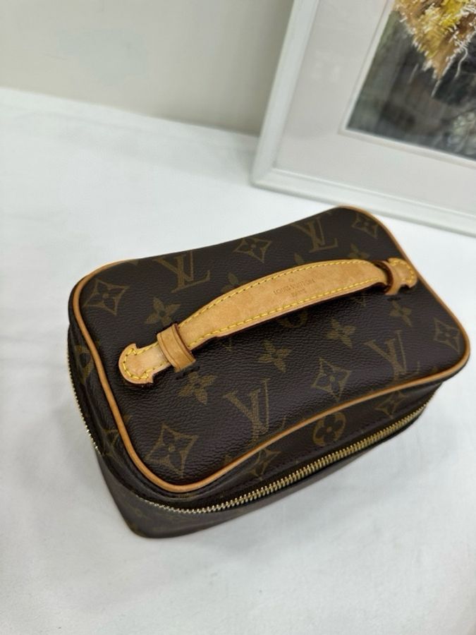 LOUIS VUITTON Nice nano精巧身形LV銘紋金屬拉鍊頭 塗層帆布拼牛皮革飾邊 化妝包手提包 芯片 有單-7