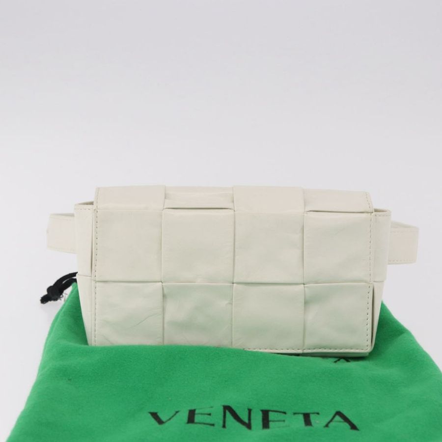 【日本直送】BOTTEGA VENETA MAXI INTRECCIATO 盒式包皮白色銀色正品 bs36173A-11