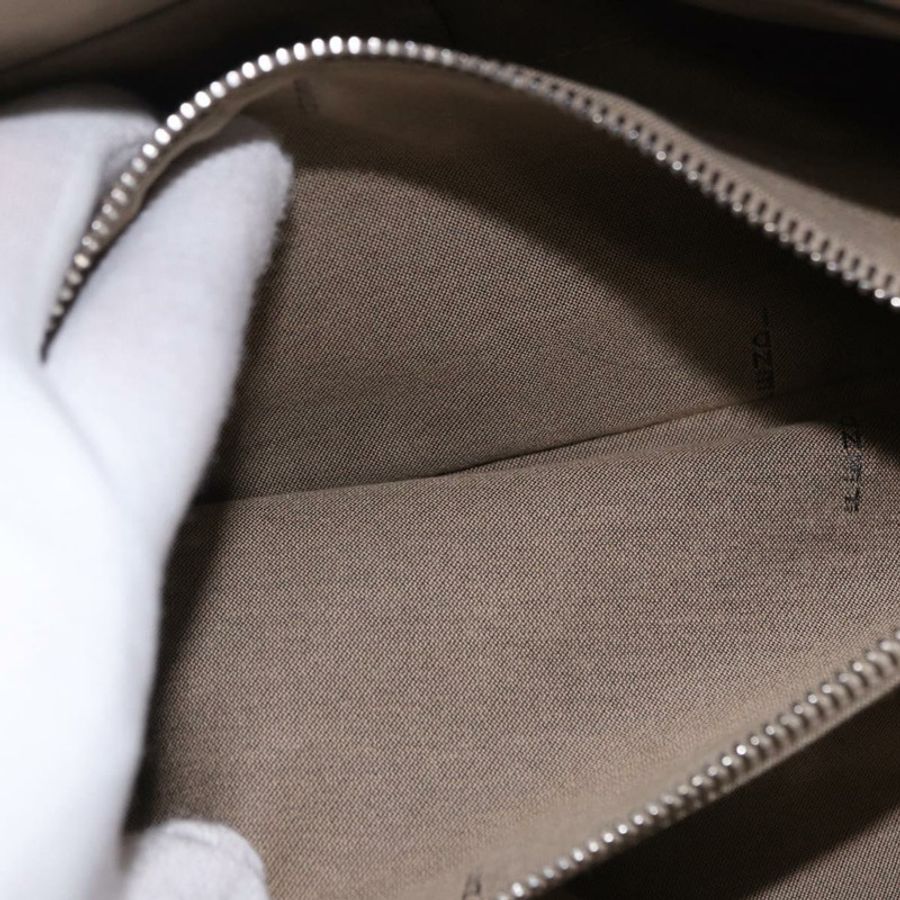 【日本直送】FENDI 白色銀色皮革肩背包 Auth bs36311A-27