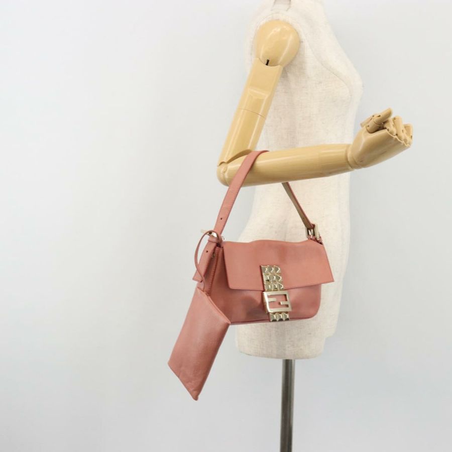 【日本直送】FENDI 鉚釘 Mamma Baguette 單肩包 皮革 粉紅色 金色色調 正品 yk20664SAM-23