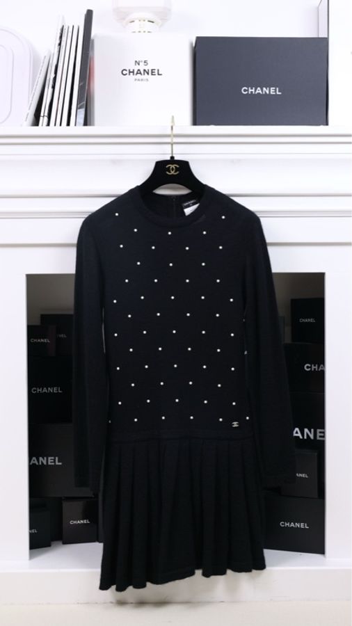 Chanel 19年黑色马海毛珍珠百褶连衣裙-0