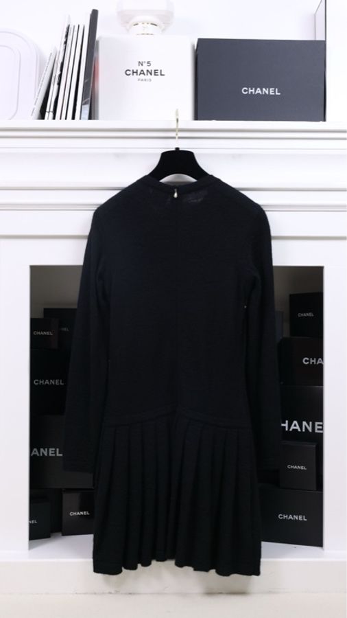 Chanel 19年黑色马海毛珍珠百褶连衣裙-1
