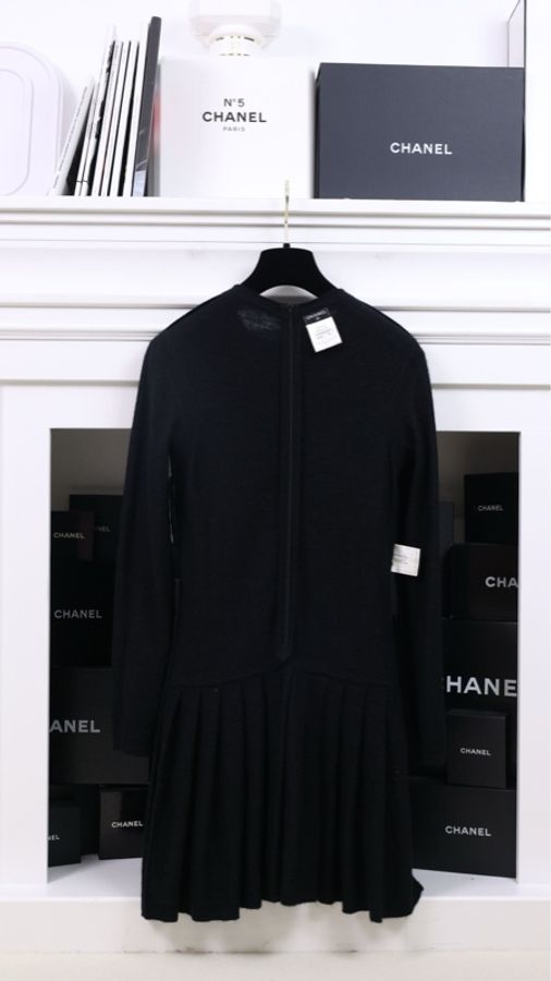 Chanel 19年黑色马海毛珍珠百褶连衣裙-3