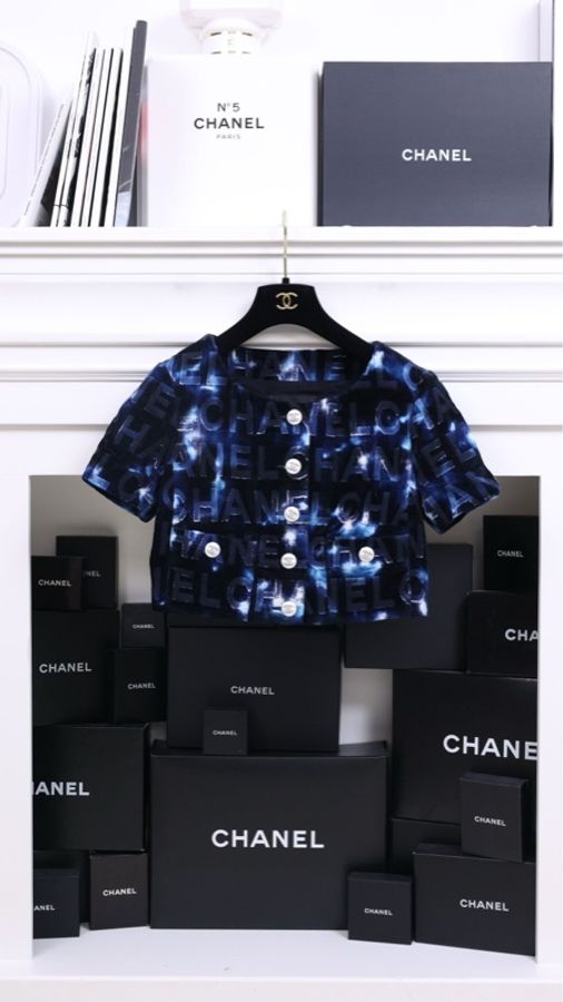 Chanel 21C度假系列短袖黑蓝字母涂鸦白色钻扣crop短外套-0