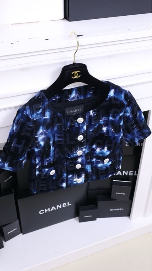 Chanel 21C度假系列短袖黑蓝字母涂鸦白色钻扣crop短外套-1