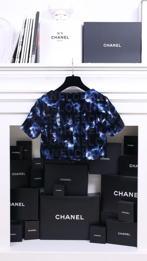 Chanel 21C度假系列短袖黑蓝字母涂鸦白色钻扣crop短外套-2
