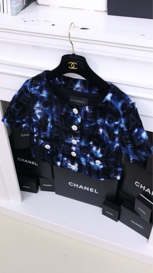 Chanel 21C度假系列短袖黑蓝字母涂鸦白色钻扣crop短外套-3