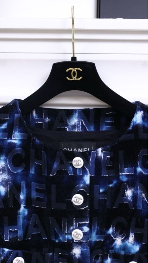 Chanel 21C度假系列短袖黑蓝字母涂鸦白色钻扣crop短外套-4