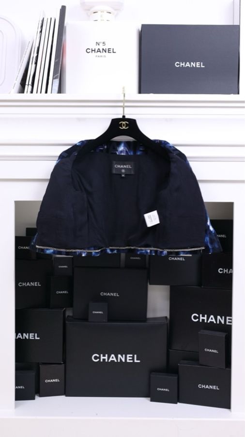 Chanel 21C度假系列短袖黑蓝字母涂鸦白色钻扣crop短外套-5