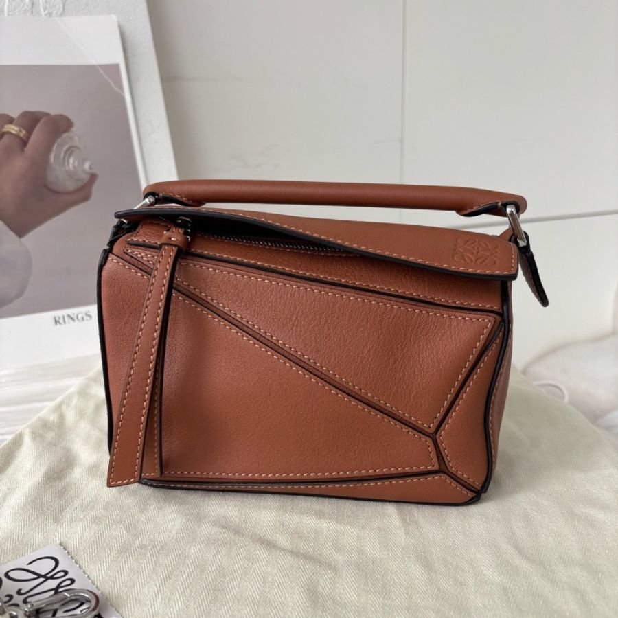 全新🤎#Loewe #迷你幾何包 #銀扣焦糖色 #22年編碼 #購證-4