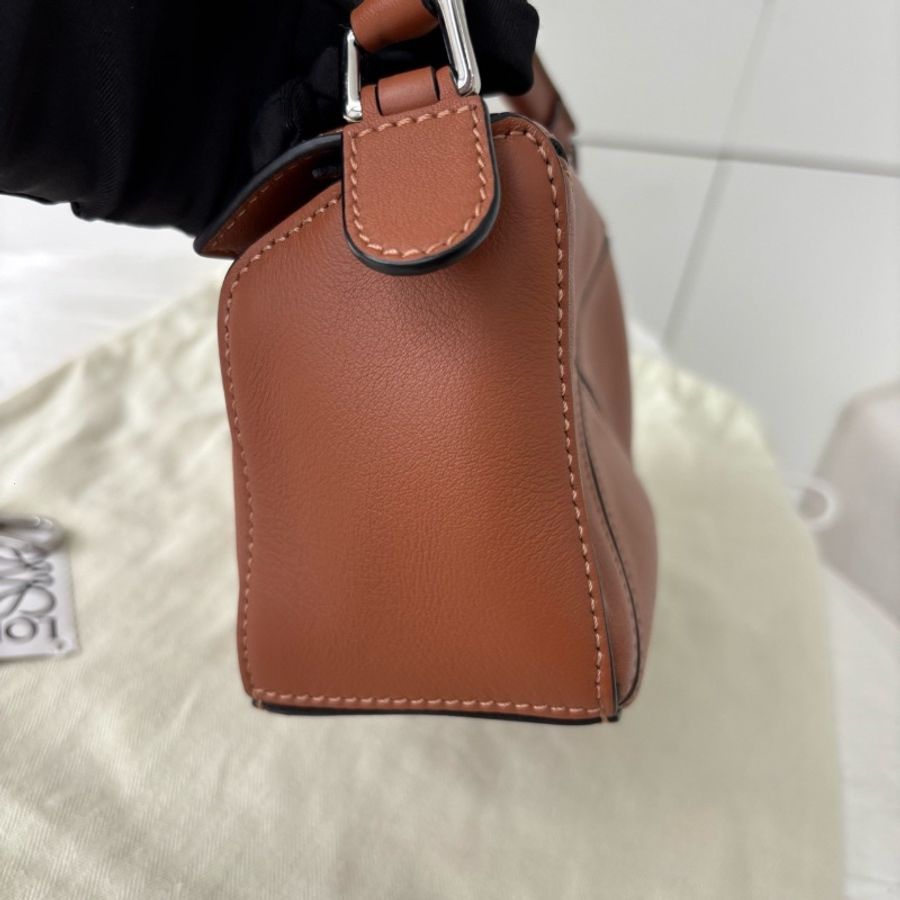 全新🤎#Loewe #迷你幾何包 #銀扣焦糖色 #22年編碼 #購證-8