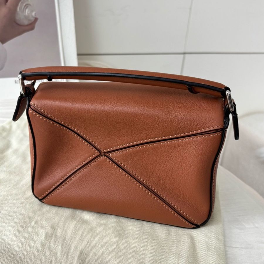 全新🤎#Loewe #迷你幾何包 #銀扣焦糖色 #22年編碼 #購證-12