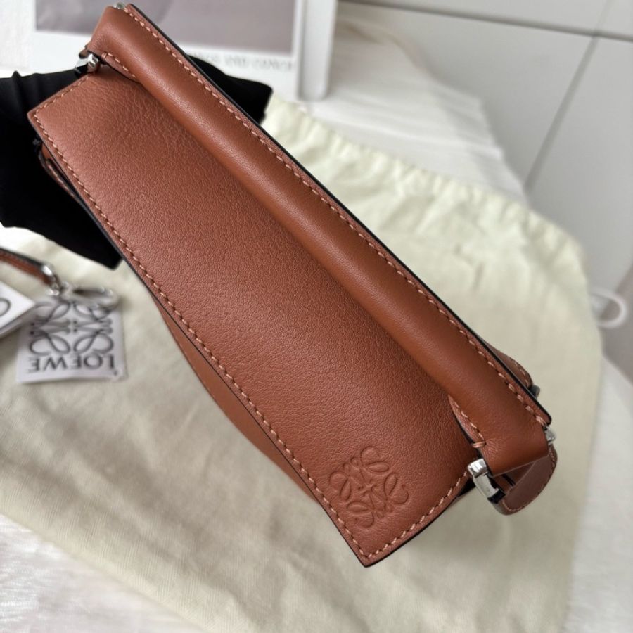 全新🤎#Loewe #迷你幾何包 #銀扣焦糖色 #22年編碼 #購證-15