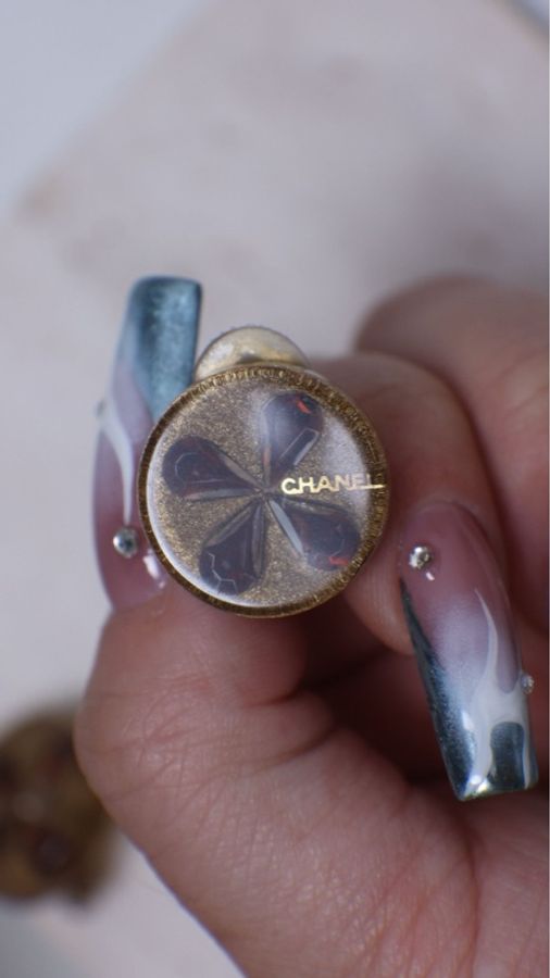 Chanel 01年棕色亚克力四叶草圆形耳夹-5