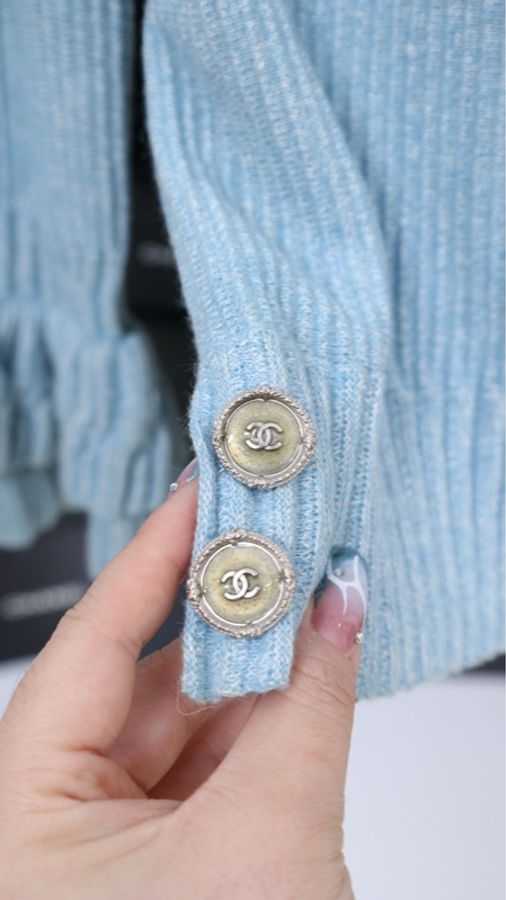 Chanel 13年度假凡尔赛宫系列天蓝色花边袖口圆领毛衣-9