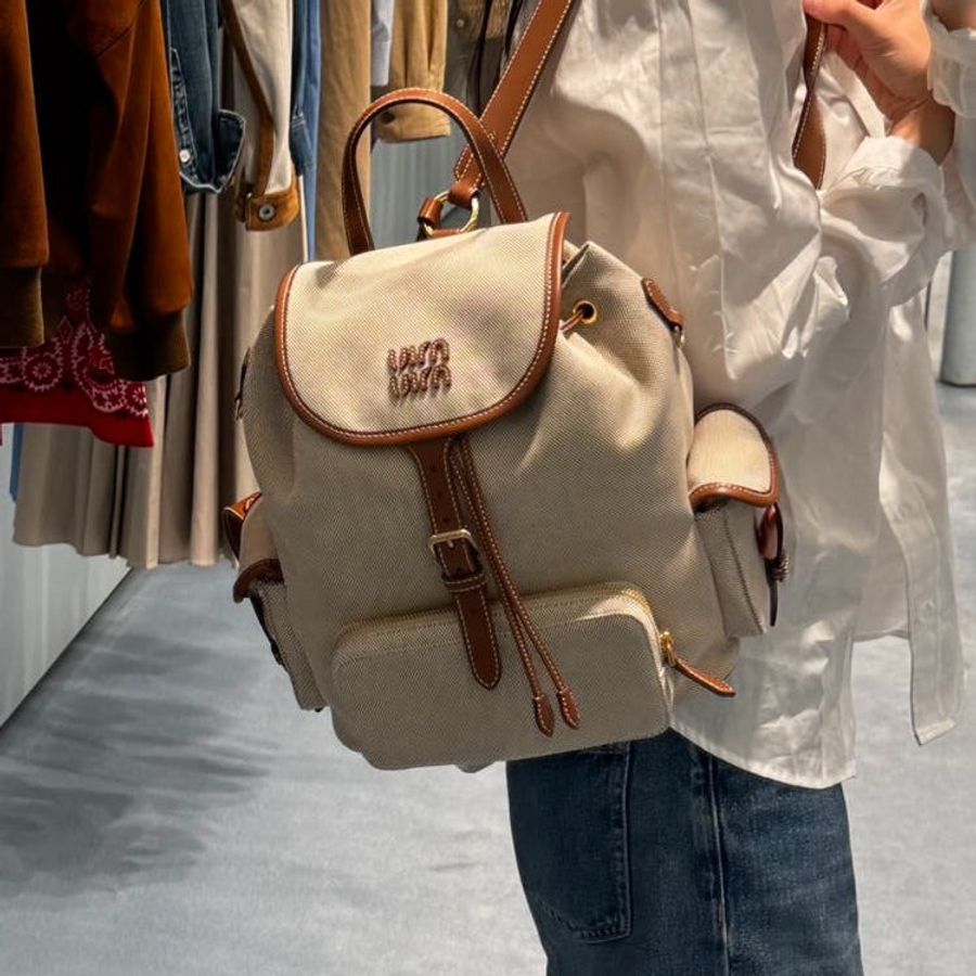 ⏰當季全新品 專櫃8萬🌺Miu Miu 5BZ042 帆布拼皮革多口袋後背包 帆船繩米色/白蘭地色-2
