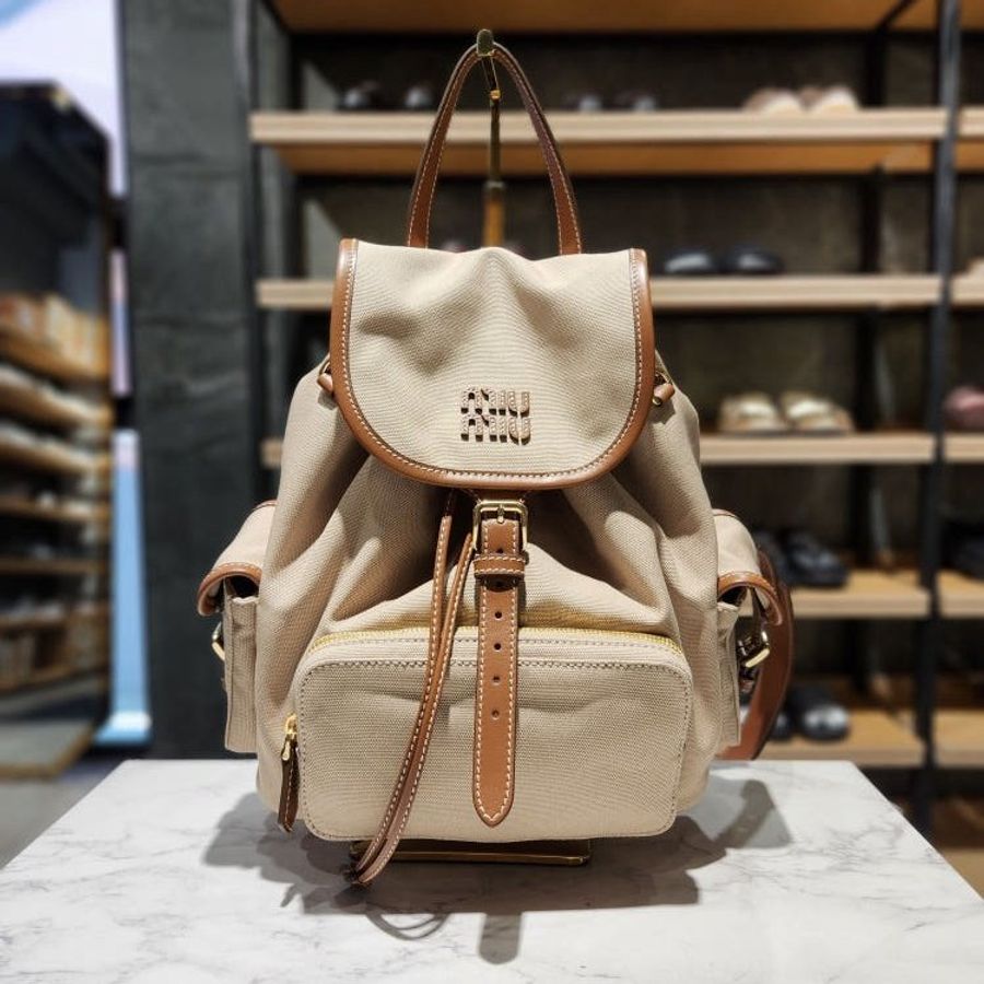 ⏰當季全新品 專櫃8萬🌺Miu Miu 5BZ042 帆布拼皮革多口袋後背包 帆船繩米色/白蘭地色-3