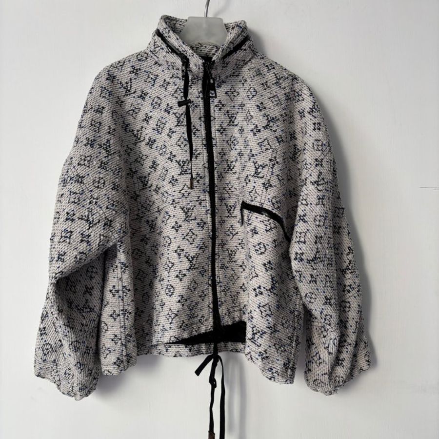 34號 ::LOIUS VUITTON:: LV 藍白 Monogram 緹花連帽拉鍊外套 抽繩下擺-0