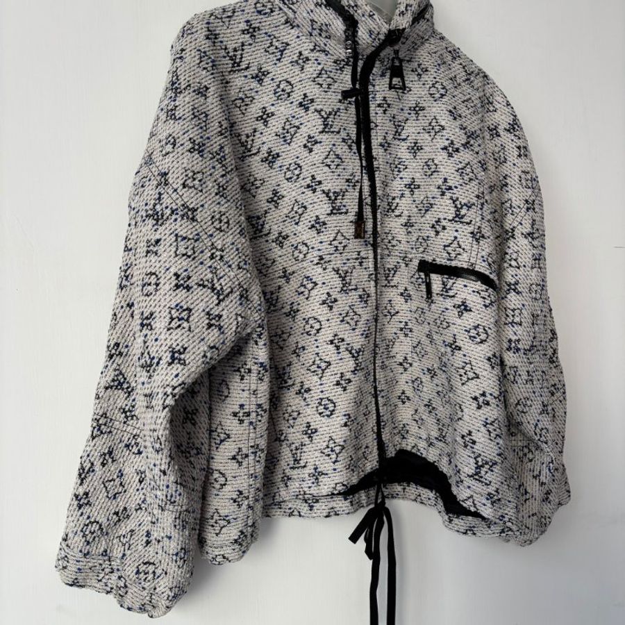 34號 ::LOIUS VUITTON:: LV 藍白 Monogram 緹花連帽拉鍊外套 抽繩下擺-2