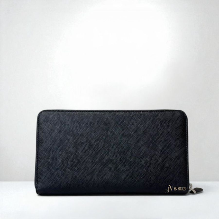 JS1532-PRADA 黑牛皮SAFFIANO TRIANG寬版ㄇ拉長夾-1