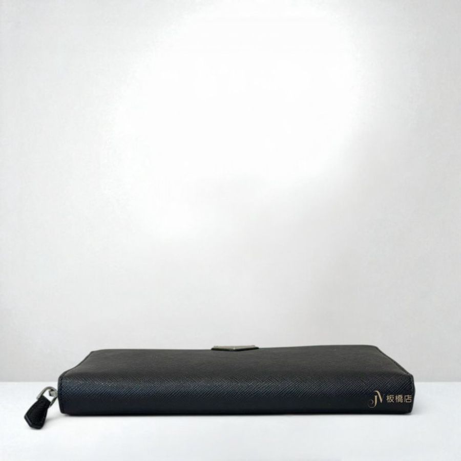 JS1532-PRADA 黑牛皮SAFFIANO TRIANG寬版ㄇ拉長夾-4
