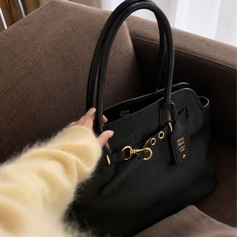 🖤 MIU MIU Aventure Nappa 黑金托特包-1
