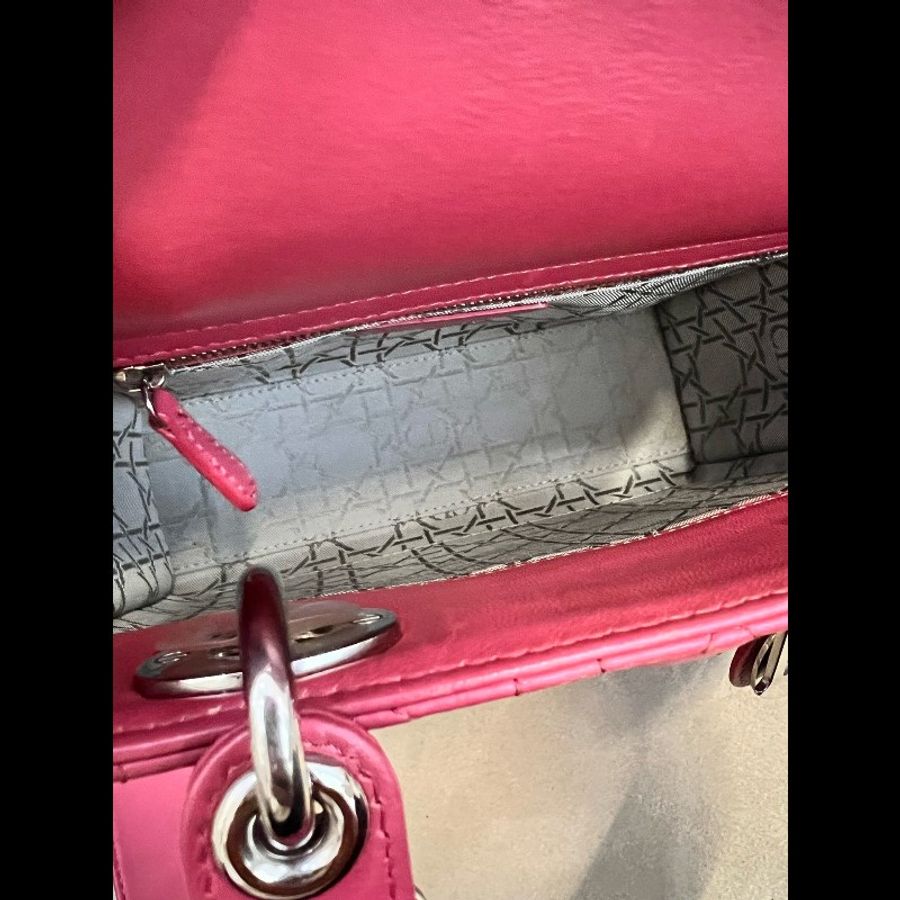 DIOR迪奧 Lady Dior My ABCDior淺金色飾面金屬吊飾 四格戴妃小羊皮-7