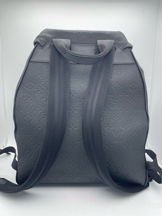 LV路易威登蒙索爾黑色全皮壓紋Montsouris雙肩包-1