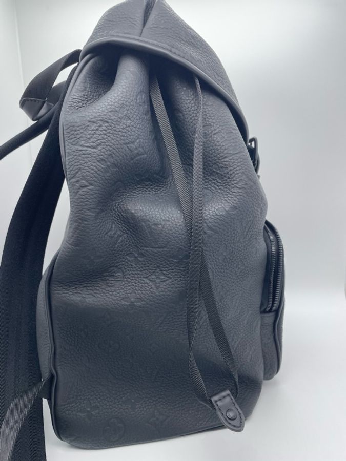 LV路易威登蒙索爾黑色全皮壓紋Montsouris雙肩包-2
