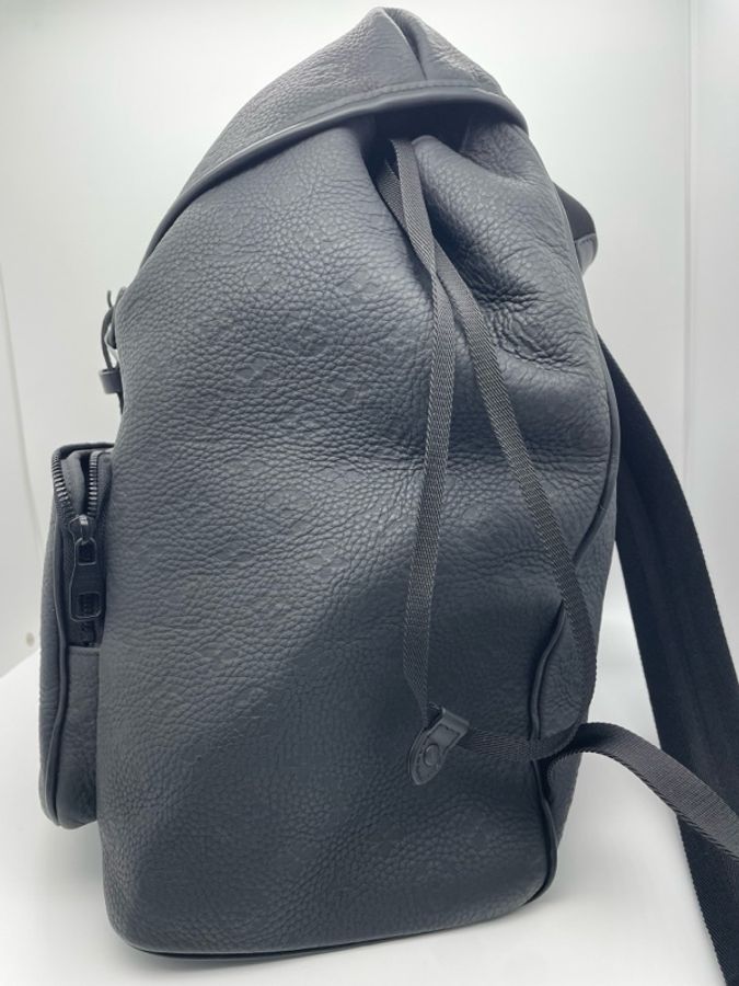 LV路易威登蒙索爾黑色全皮壓紋Montsouris雙肩包-3