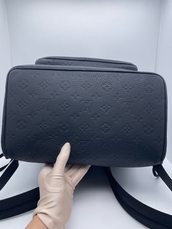 LV路易威登蒙索爾黑色全皮壓紋Montsouris雙肩包-4