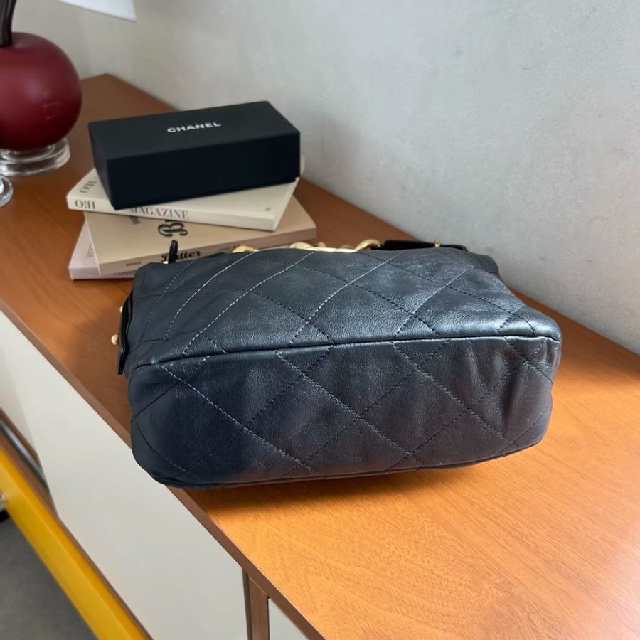 Chanel • 22c黑金嬉皮Hobo餃子包 全新全配-6