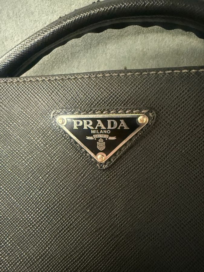 PRADA Saffiano 牛皮肩背郵差包-2