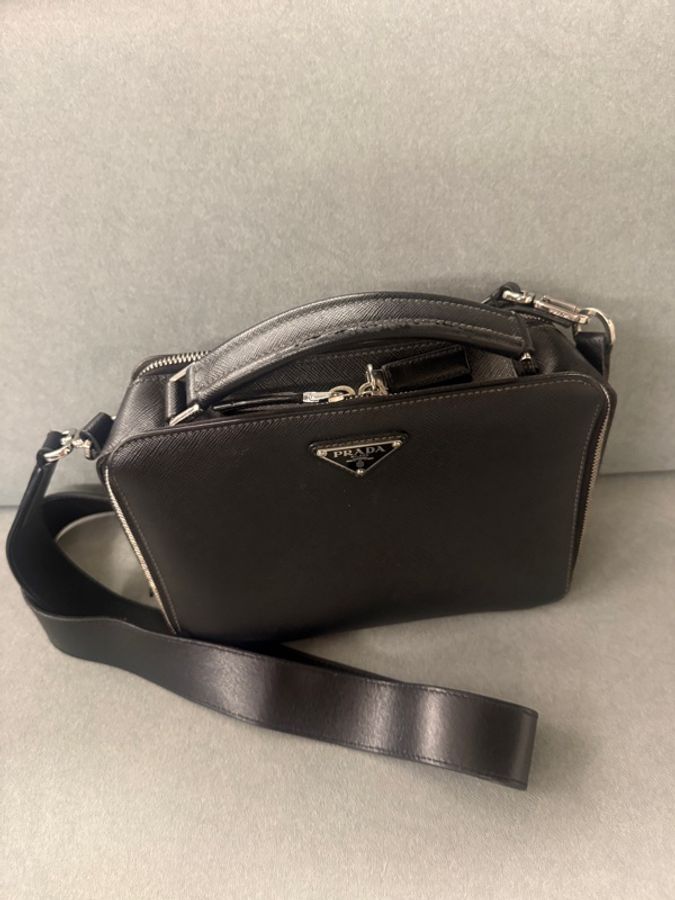 PRADA Saffiano 牛皮肩背郵差包-3