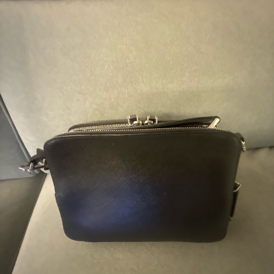 PRADA Saffiano 牛皮肩背郵差包-4