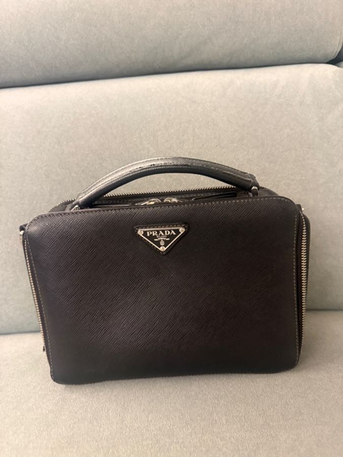 PRADA Saffiano 牛皮肩背郵差包-5