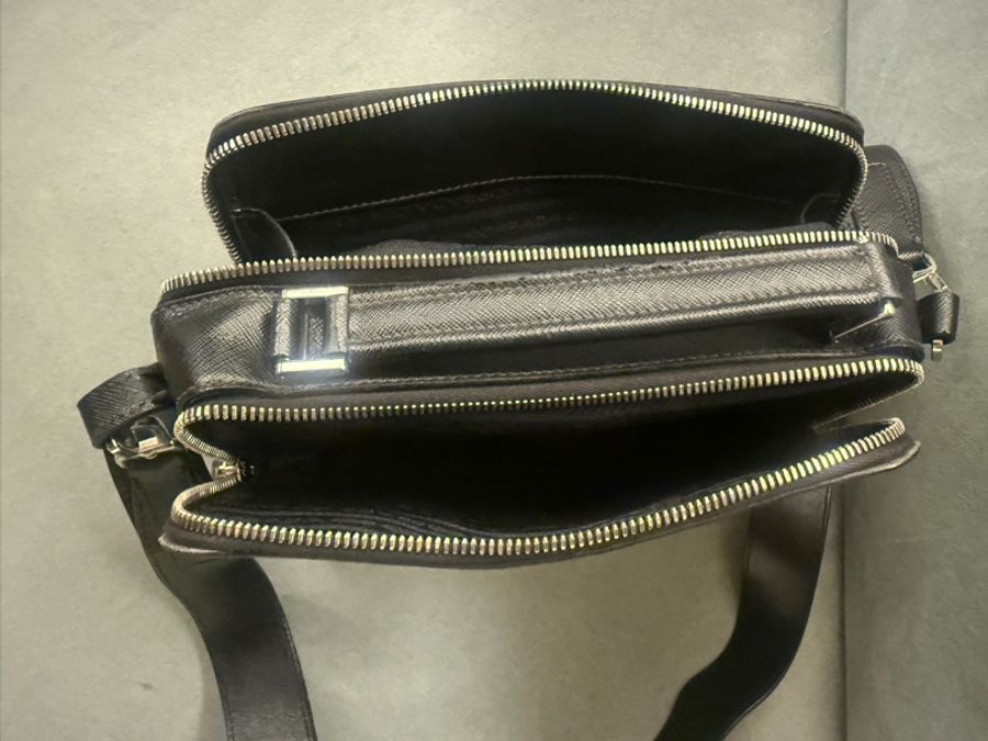 PRADA Saffiano 牛皮肩背郵差包-13
