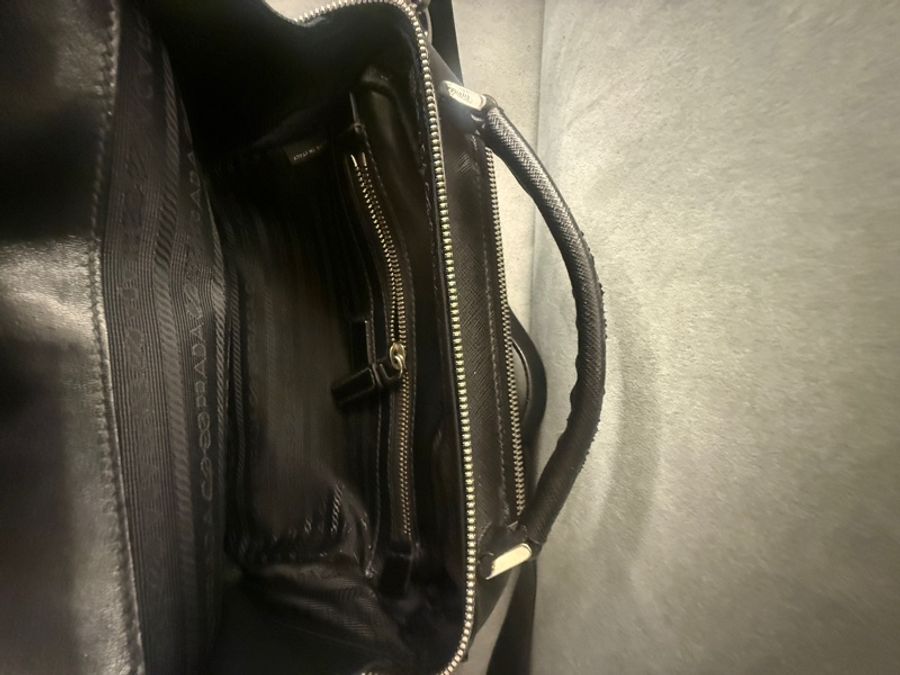 PRADA Saffiano 牛皮肩背郵差包-14